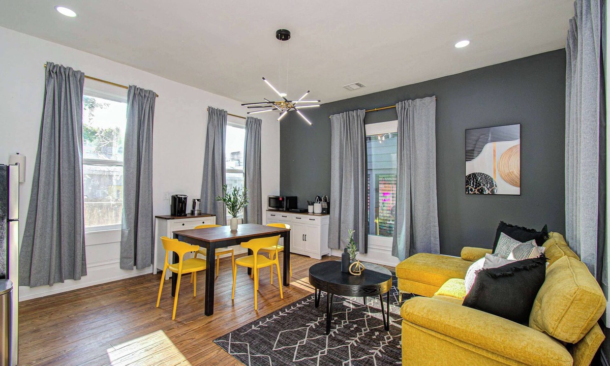 Montrose Apartment | 1-BD/1-BA Urban Convenience, Mins to DT (Sleeps 2)