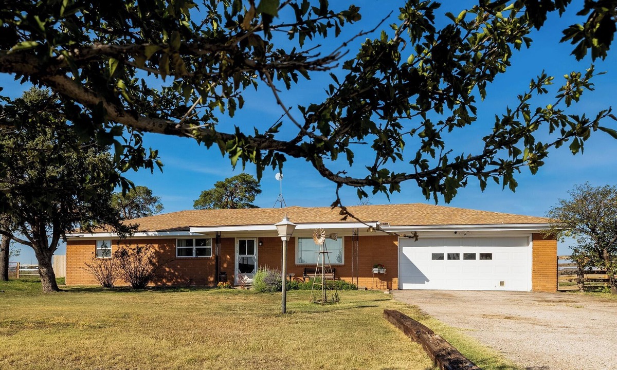 Amarillo House | 10 mi S of Rt 66. 3 BR, 2 baths, sleeps 7, pets OK. HVAC. Full kitchen; grill.