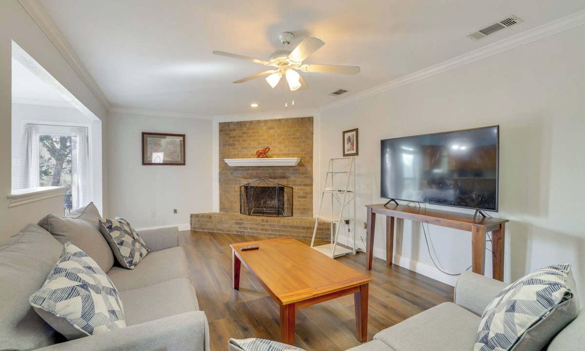 Irving House | 11 Mi to Dtwn Dallas: Charming Home w/Deck & Yard