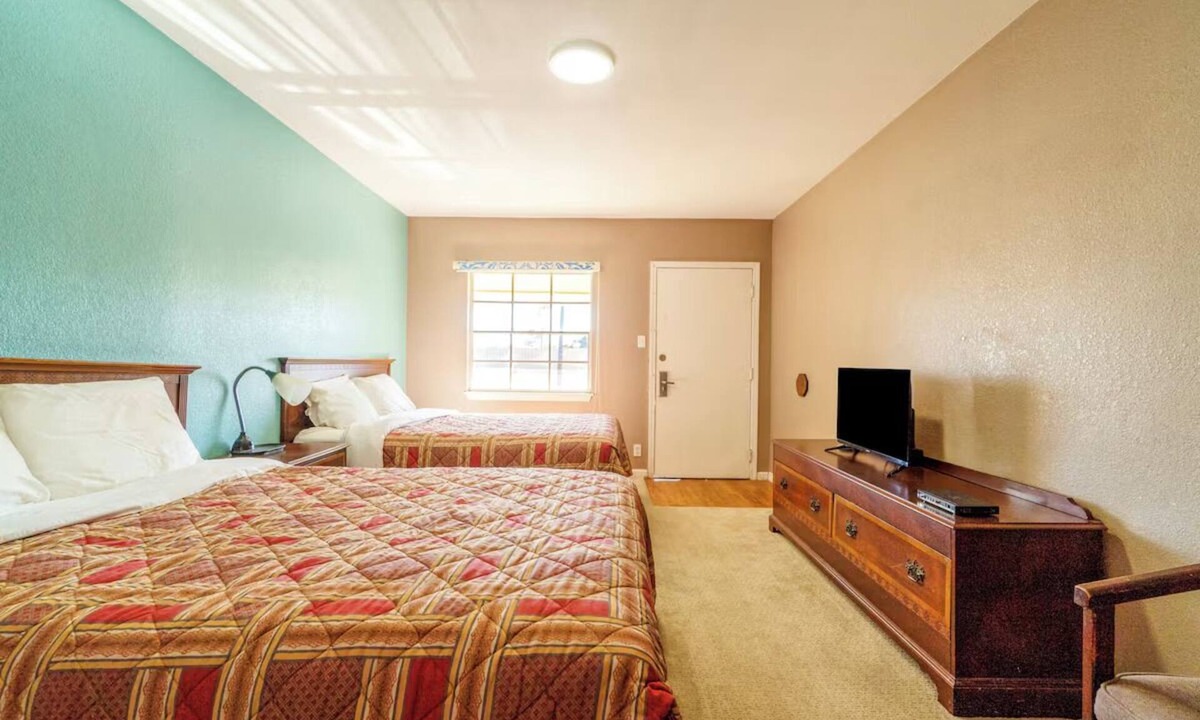 Sweet Home Hotel | 2 Convenient Rooms, Free Parking Near Downtown | Yoakum City Park - 3.7 mi away