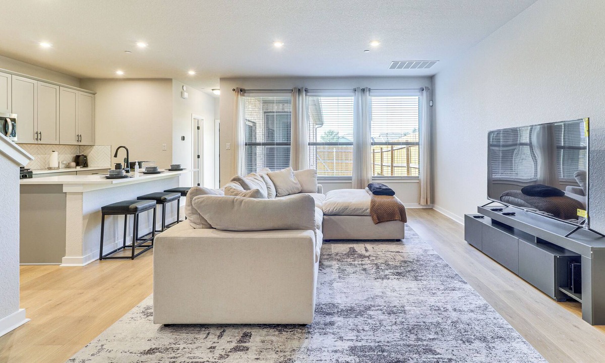 Round Rock Apartment | < 2 Mi Kalahari & Dell Diamond! Modern Townhome