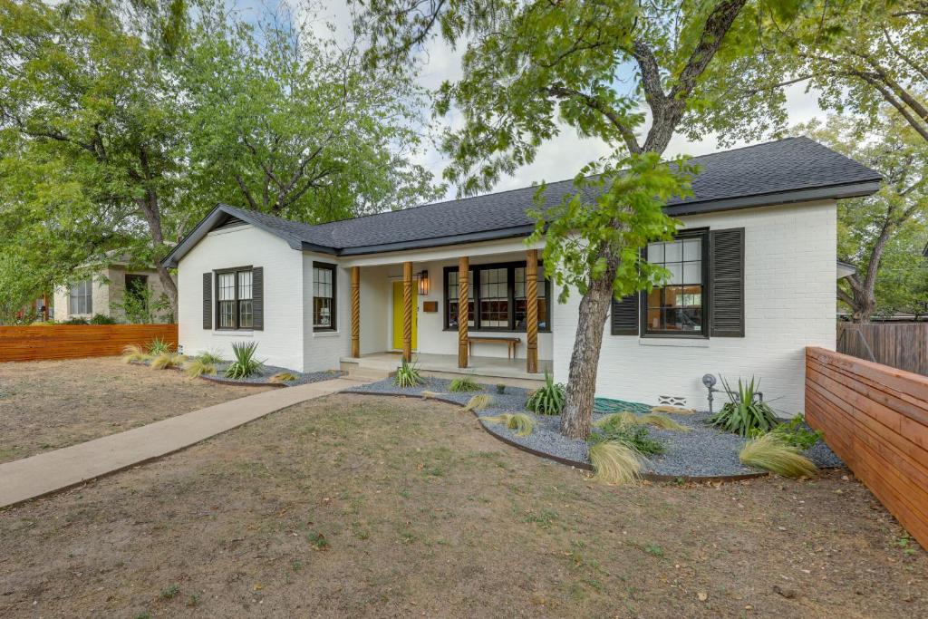 South Congress House | 2 Mi to Downtown Austin: Family Home w/Porch!