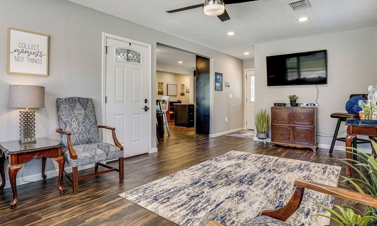 South Arlington House | 2 Mi to Stadiums & UT Arlington! Stylish Home