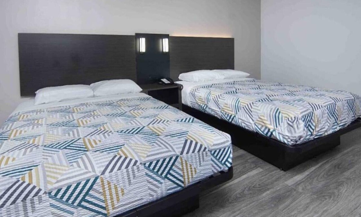 West Meadowbrook Apartment | 2 Queen Beds | Smoking