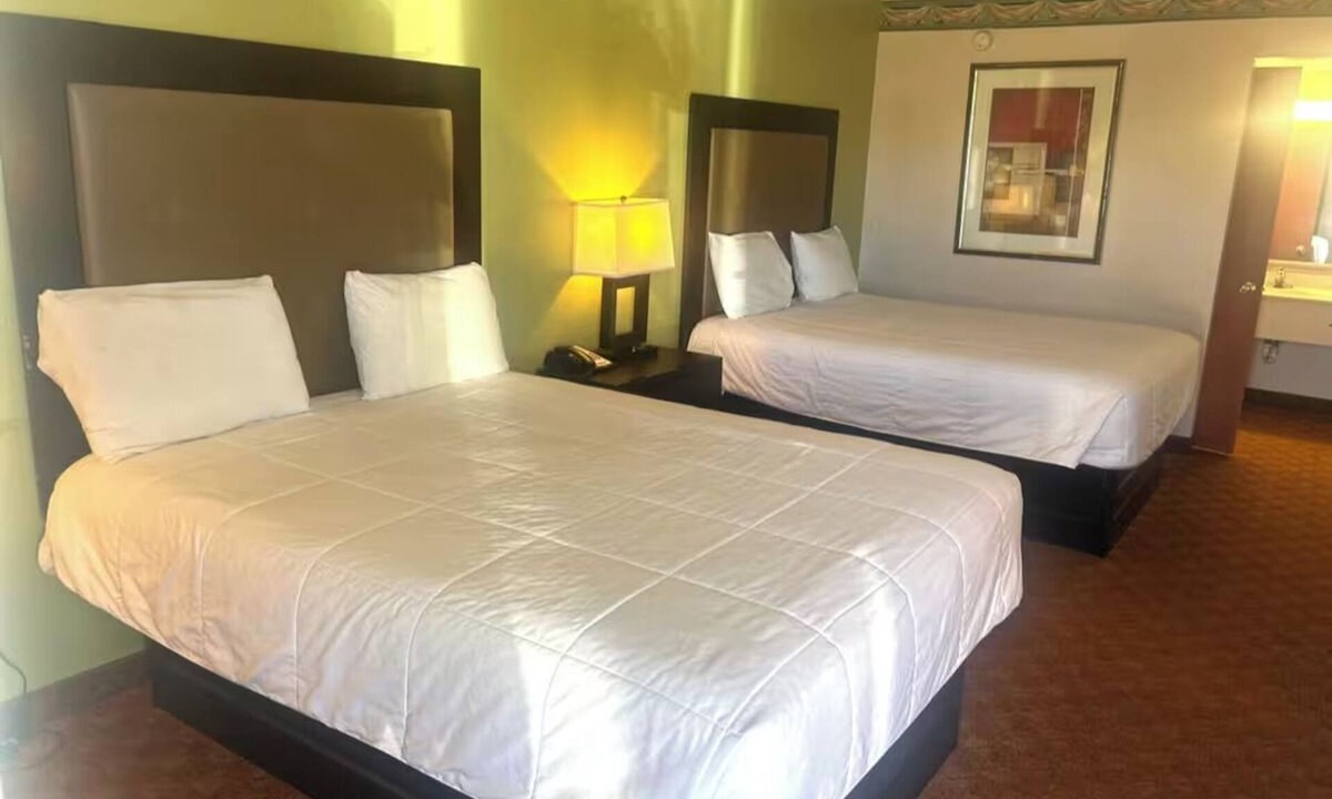 Whitesboro Hotel | 2 Room Stay w/2 Queen Beds Near Cross Timbers Trail - Ideal for Nature Lovers