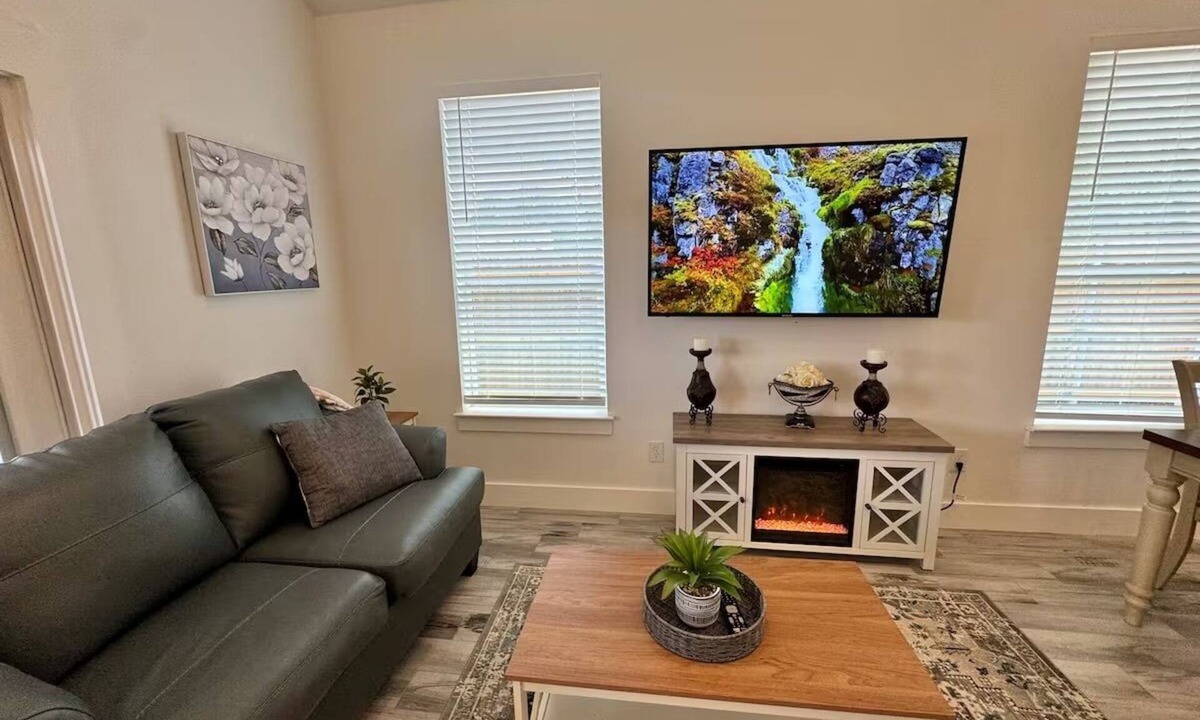 Cross Mountain House | #2Townhome,SECLUDED,3bedrooms,close La Cantera,Rim,SixFlags,Seaworld,Riverwalk.