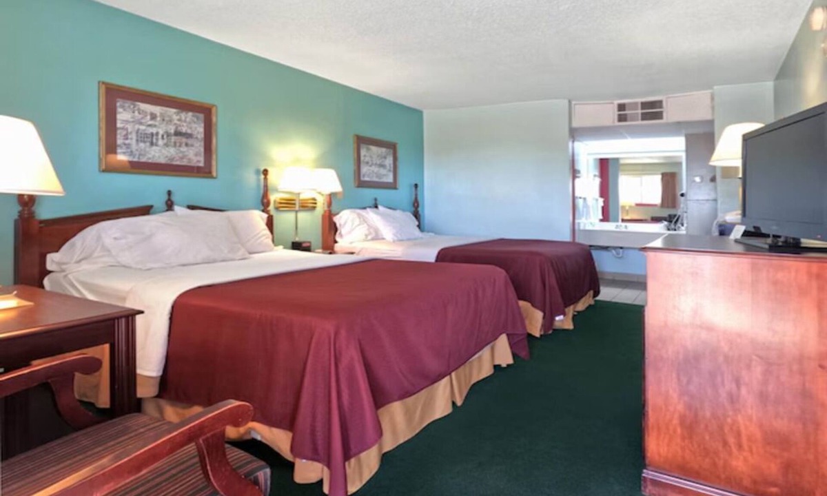 Vega Hotel | 3 Attractive Budget Rooms by I-40 – Great Overnight Stop w/Free Breakfast