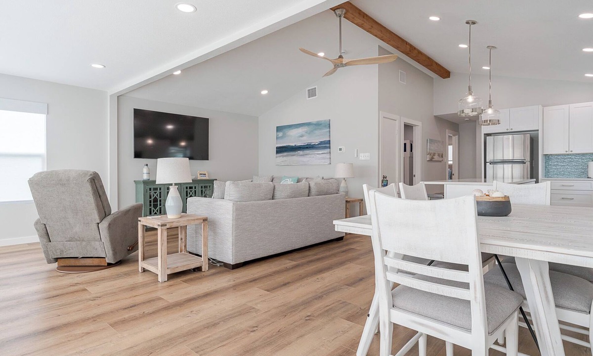 Pirates Beach House | 3 Bedroom House Ocean Views and Walking Distance to Beach! NEW RENOVATION!