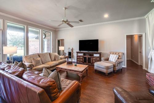 Aubrey House | ~ 3 Mi to Dtwn: Aubrey Vacation Rental w/Patio!