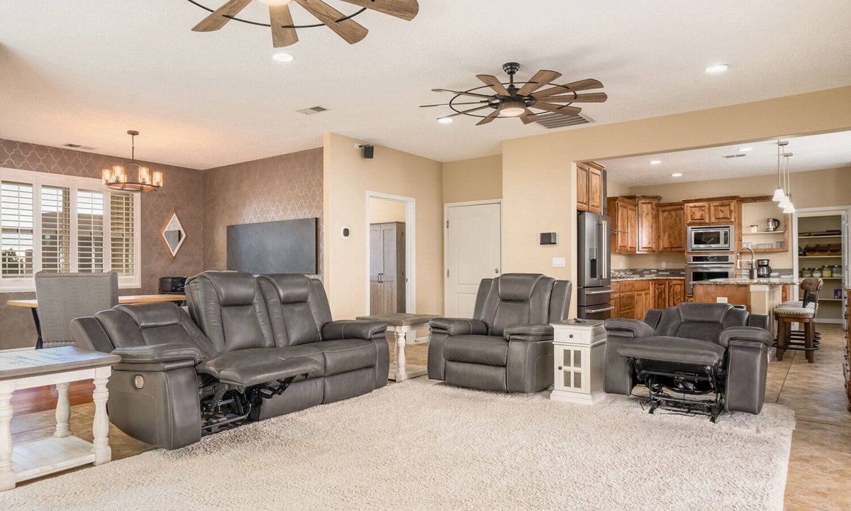 Paradise Hills Civic House | 3300SF of Modern Luxury - Spa/Work Space/Gym/Game Room - Pet Friendly!