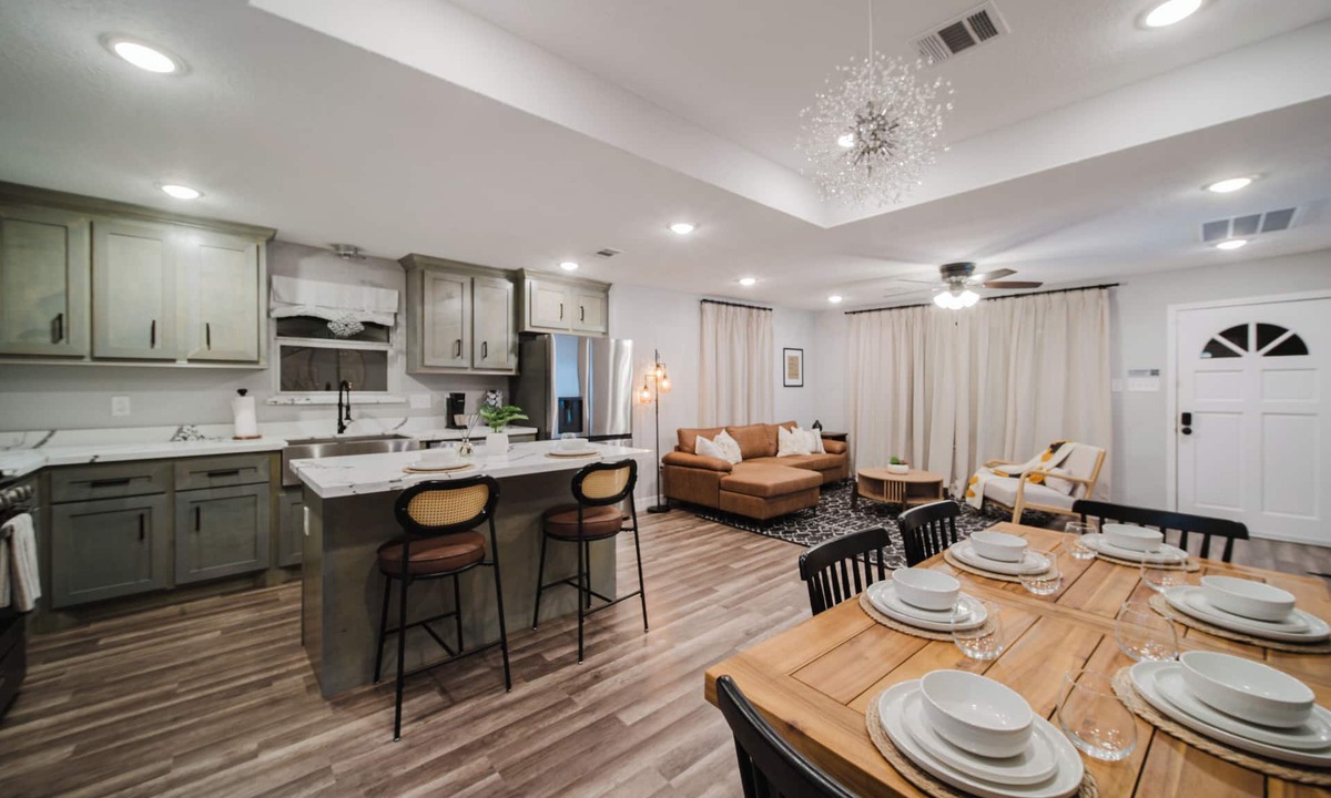 OST - South Union House | 3BR GATED HOME: NEAR NRG, DOWNTOWN, RICE, MED CENTER!