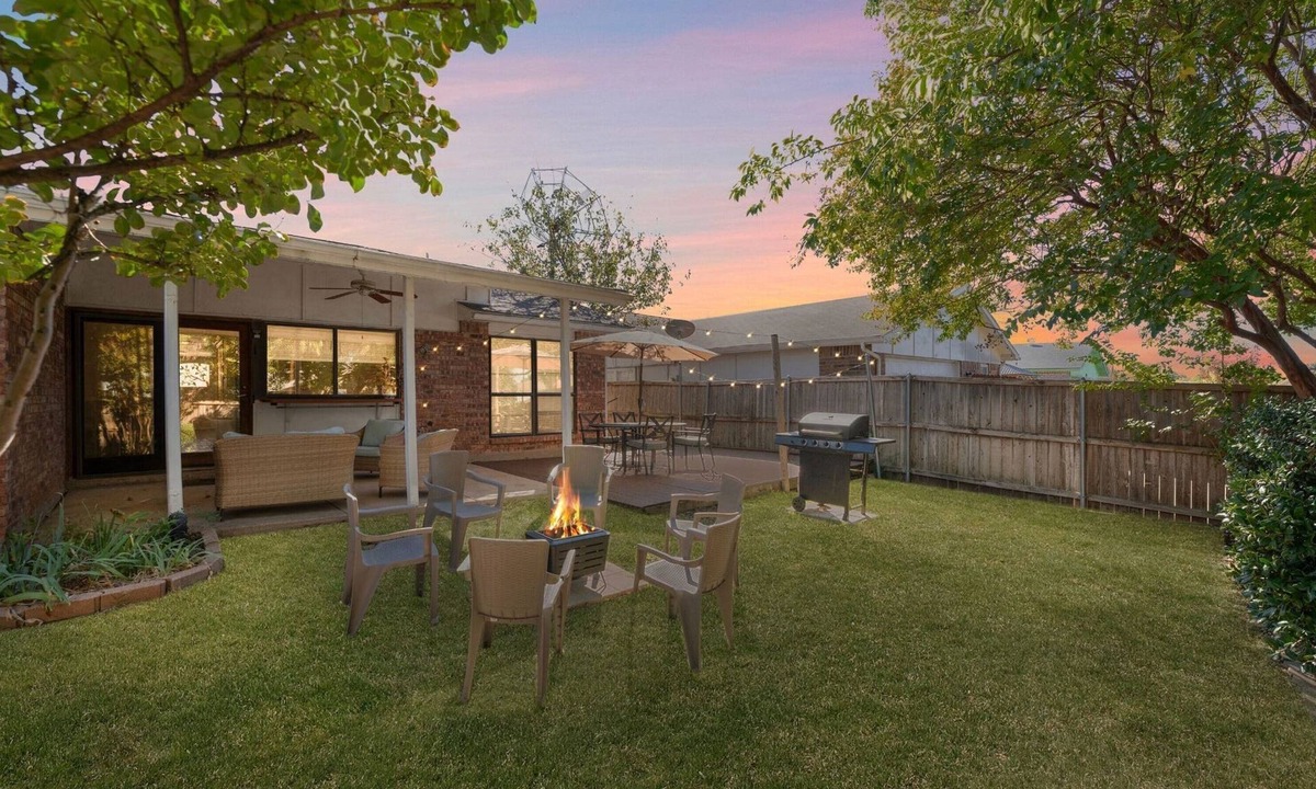 The Colony House | 3BR Home Sleeps 6-8 + Near FIFA & Universal Studios + Game Room + Fire Pit