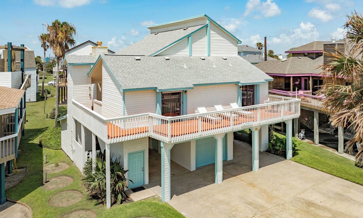 Pirates Beach House | 3rd Row Retreat in Pirates Beach - Walk to the Beach + Dogs Welcome!