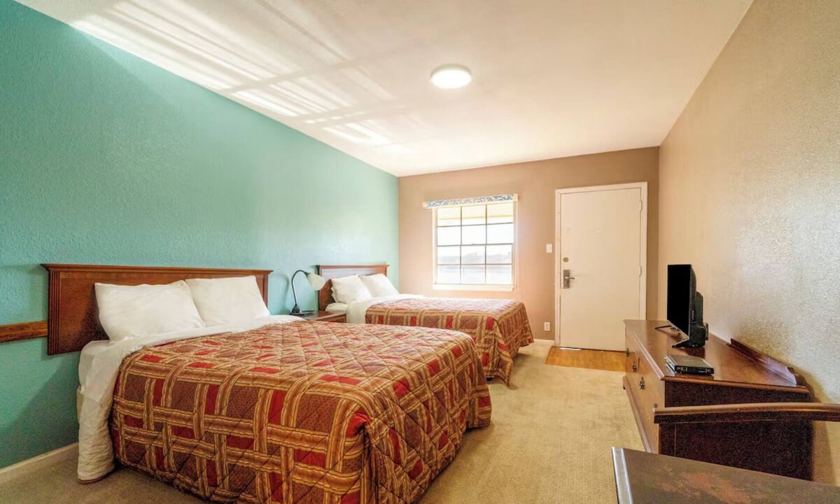 Sweet Home Hotel | 4 Convenient Rooms Perfect for Weekend Getaway near Yoakum Heritage Museum