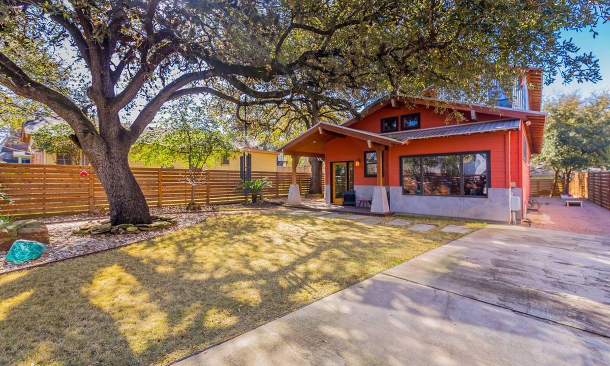 Bouldin House | 4BR South Congress Area | Local Art, Screened Porch | Walk to SoCo