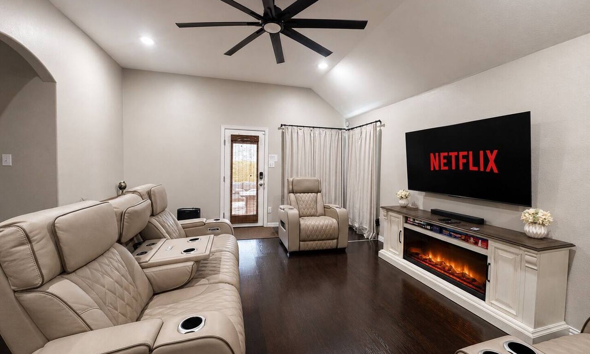 South Arlington House | 4mi to AT&T Stadium-Outdoor Patio TV + Fire Pit-Pool Table - Massage Recliners