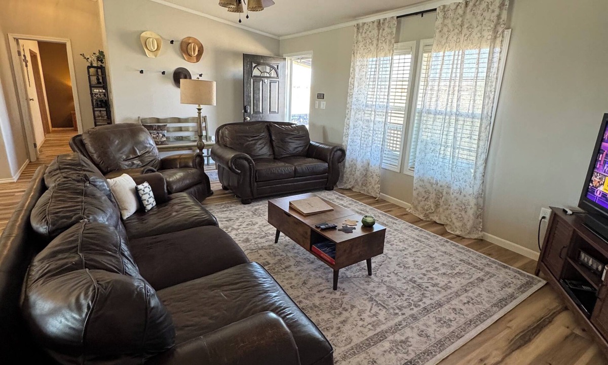 Colorado City House | 5 Acre West Texas Retreat -3 Miles From Highway - Plenty of Truck Parking