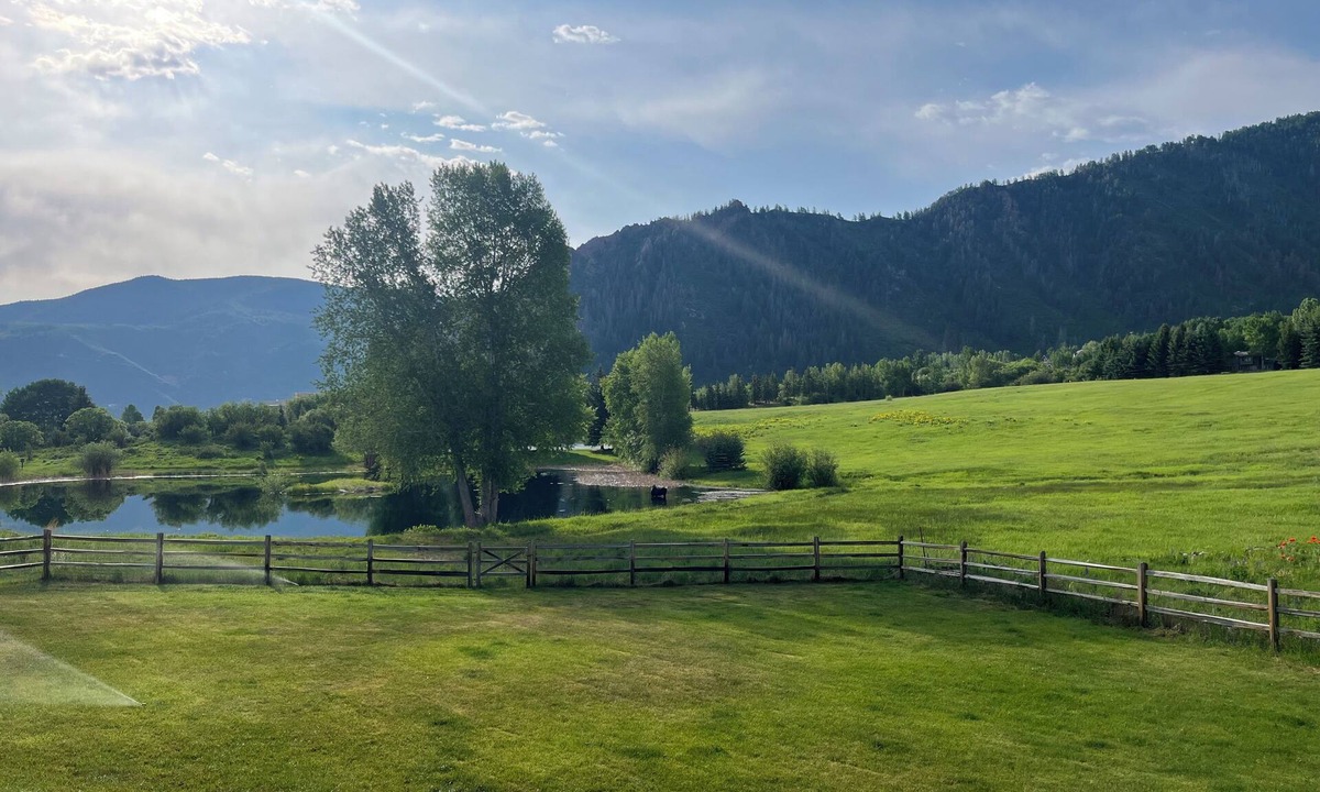 Aspen House | 5 BR Aspen Summer Rental - 5 Mins to Town, on 1+ Acre w/Pond & Tennis