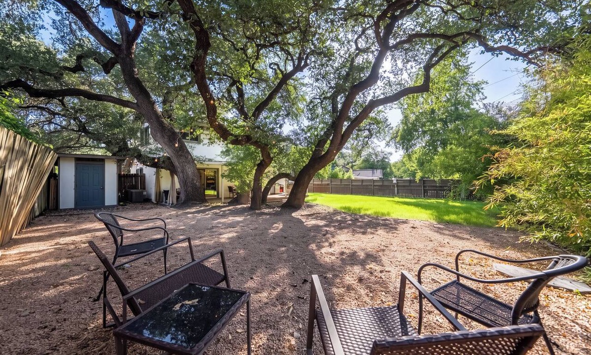 Dawson House | 5 Min to Downtown - Huge Yard - Dog Friendly -3GB/s Wifi - 75" TV