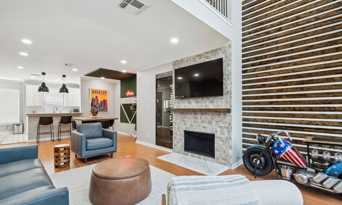 Midtown House | 5 Minutes to Downtown + GARAGE! Near Med Center/NRG/George R Brown Convention