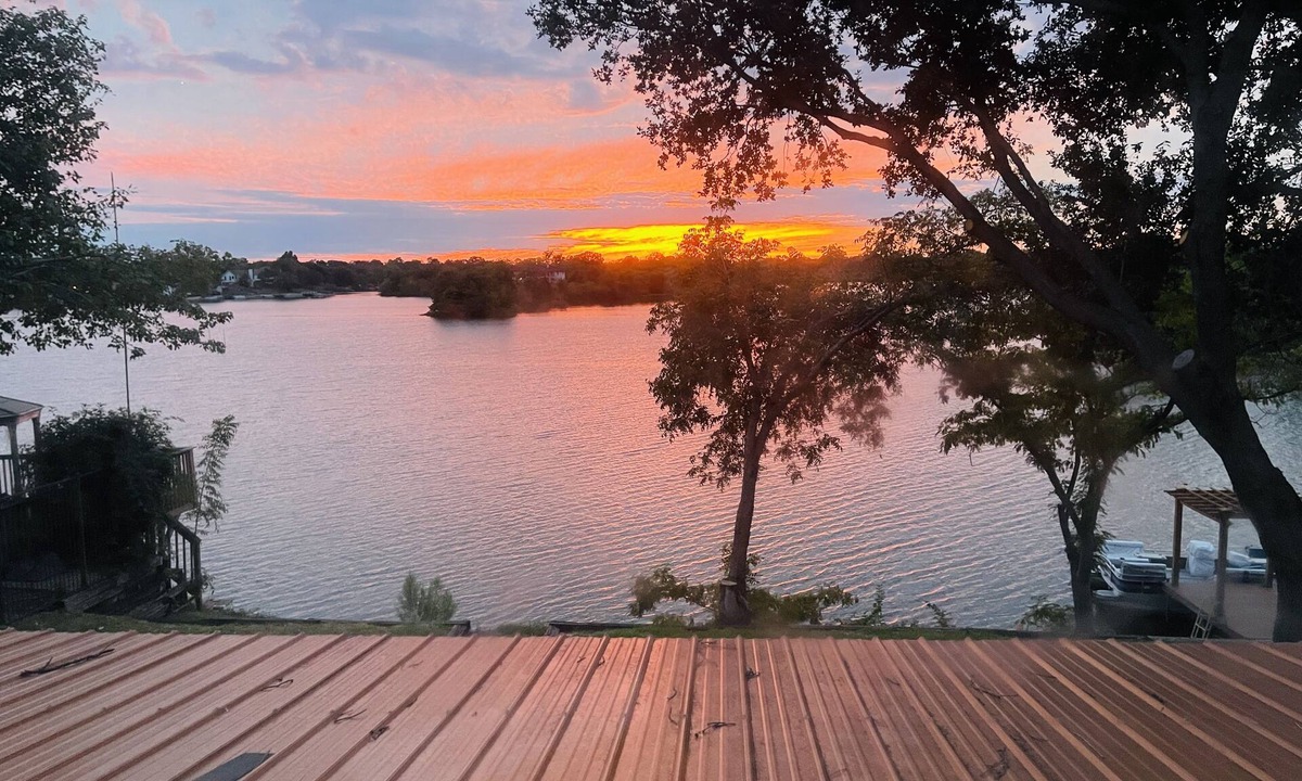 Irving House | 5BR Near AT&T Stadium Lakefront Sleeps 10 Best Lake Views at Irving Lake