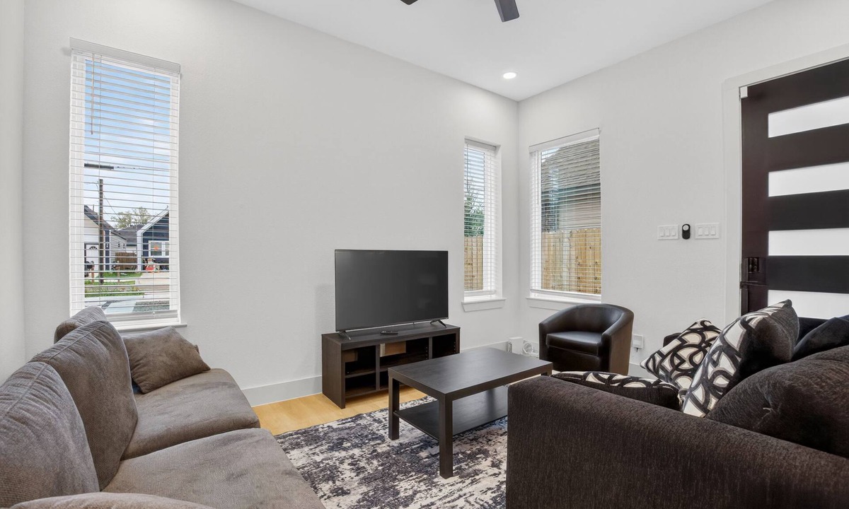 Houston House | 6BR 4 BA Upstairs and Downstairs Duplex Together