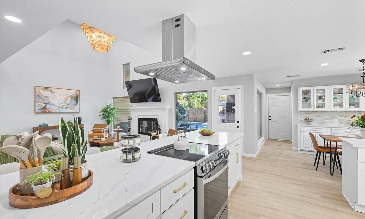 DeSoto Cottage | 7BR 5BA w Pool, Hot Tub, Sport Court & Game Room