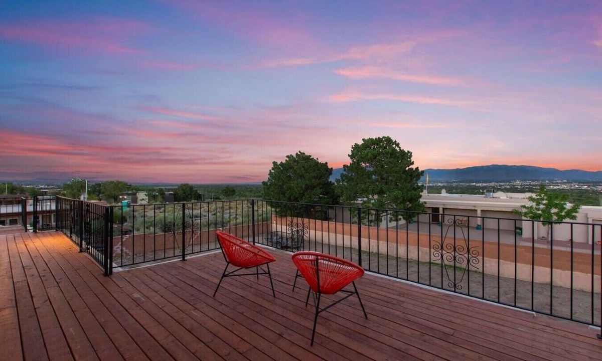 West Bluff House | 7BR Retreat w/gated parking Views & Near Old Town