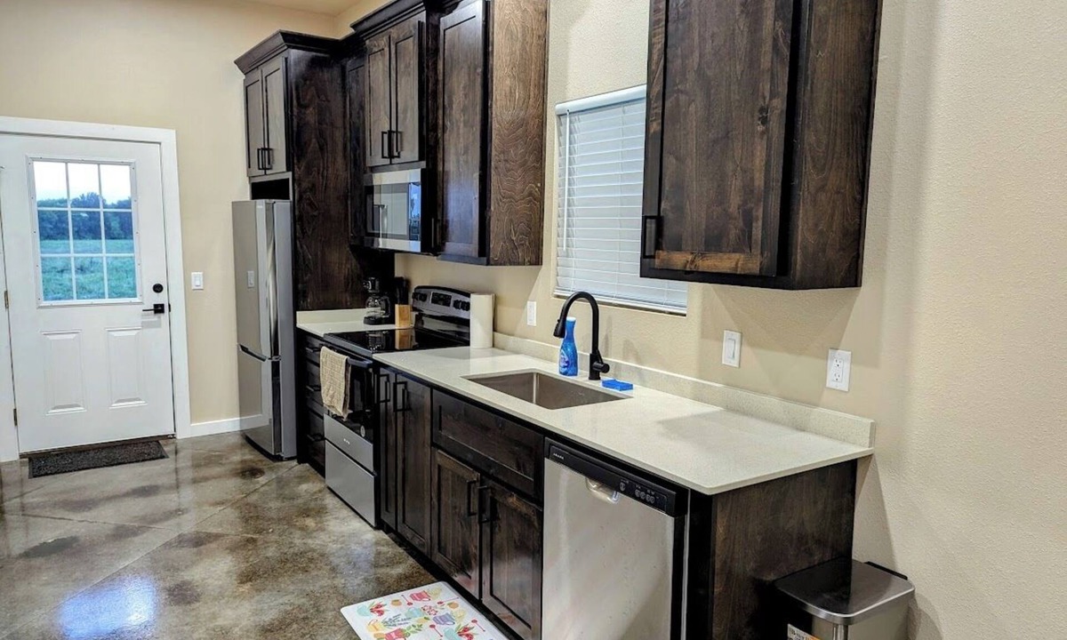 Paris House | 99 per Night - New home next to KimberlyClark.662 - cleaning &taxes not included