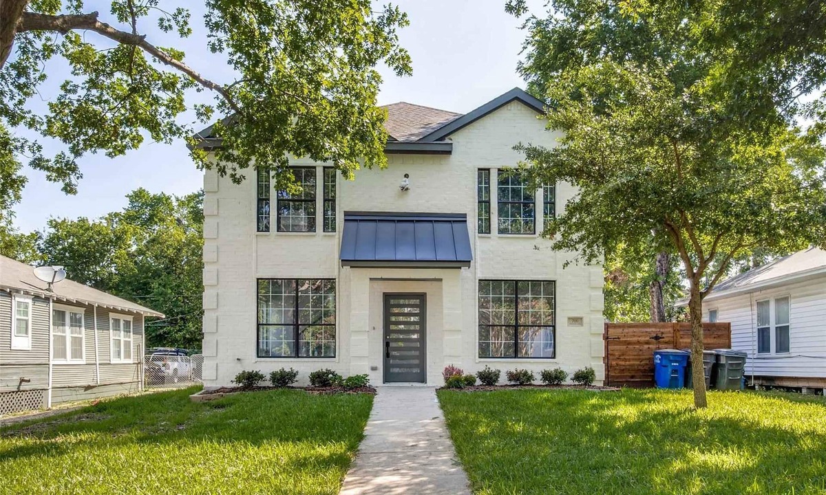 Dallas House | A Century Modern Luxurious Home Minutes from White Rock Lake & A Huge Backyard!
