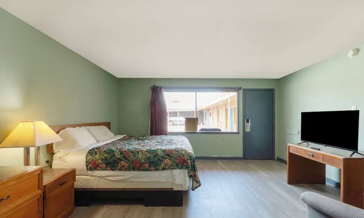 Clute Hotel | Affordable Room Near Sea Center Texas + Free Parking for Convenience