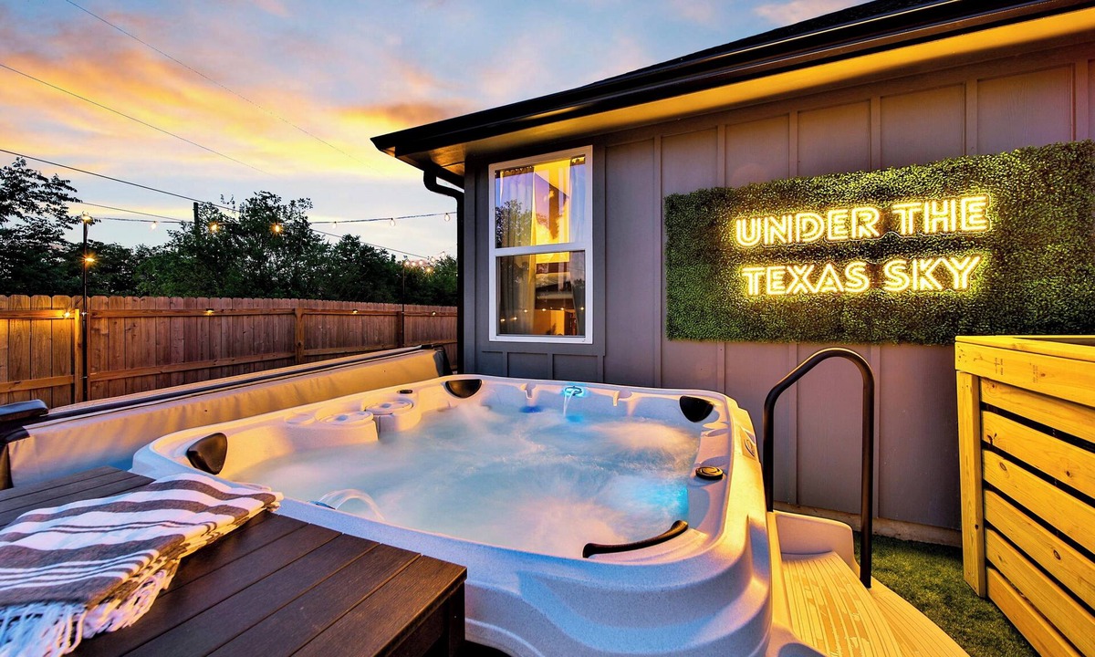 Bryan House | Aggieland Retreat – Hot Tub Fire Pit Mini Golf