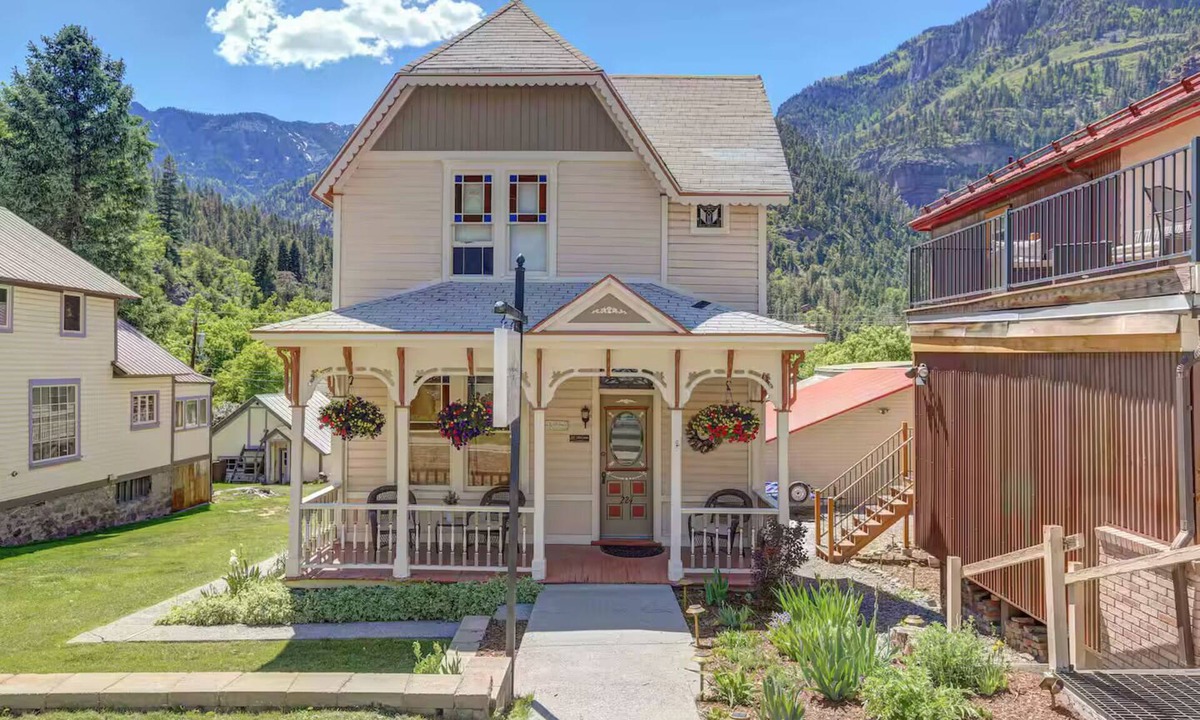 Ouray Apartment | AlpLily Inn ~ Box Canyon Room ~ Private Balcony ~ 5 min walk to Ice Park ~ AC!