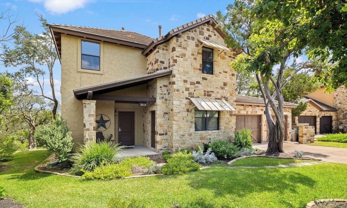 Leander House | Amazing 4 bdrm Home in Hollows-Stunning Lake Views