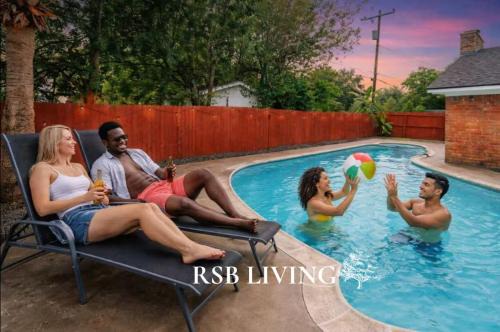 Texas City House | Amazing 4BR 2BA Winter Home with Pool & Game-Movie Room