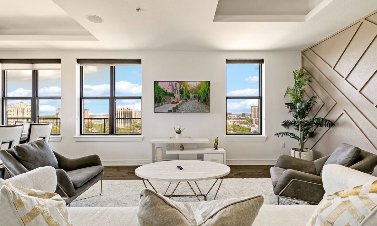 Uptown Apartment | Amyfinehouse Luxury 3BR Penthouse in Uptown Dallas Pool+Private Terrace+Skyline