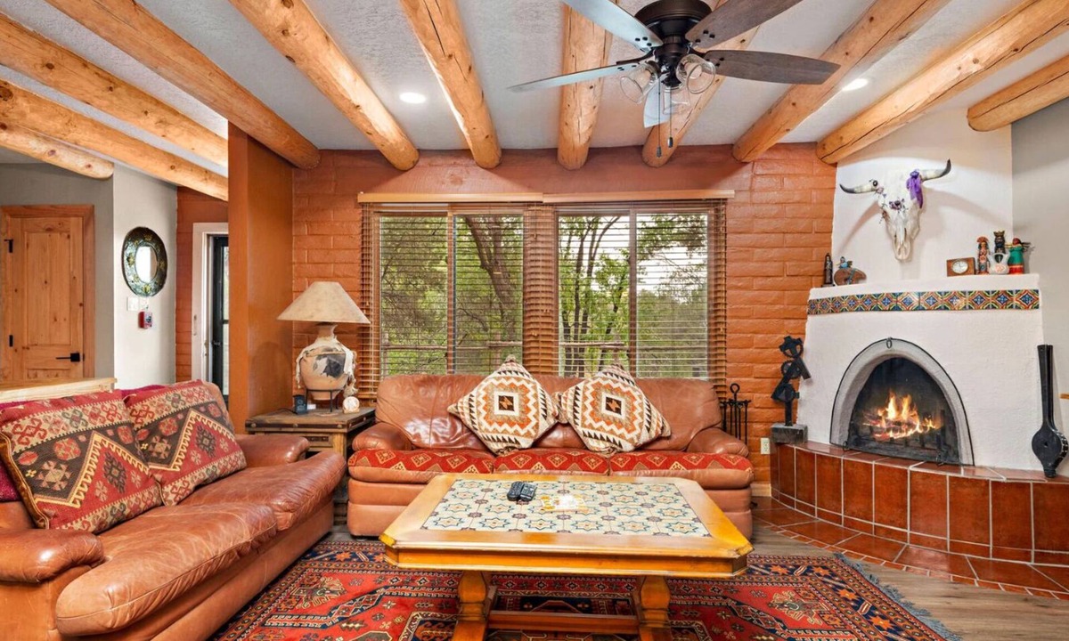 Northeast Santa Fe Condo | Art-Filled Casita, Walk to Plaza, Hottub & Pool