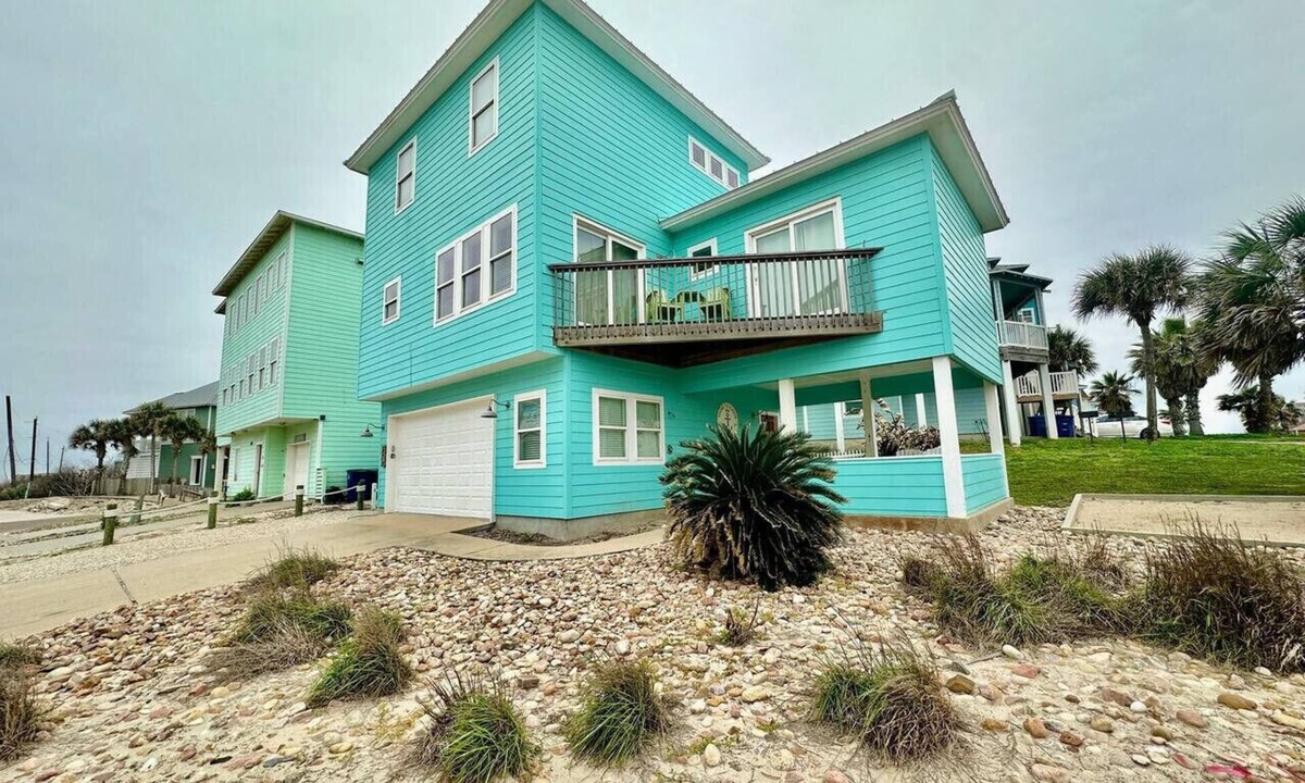 Sand Point House | "At Shore to Please, let the waves serenade you and the sand soothe your soul."