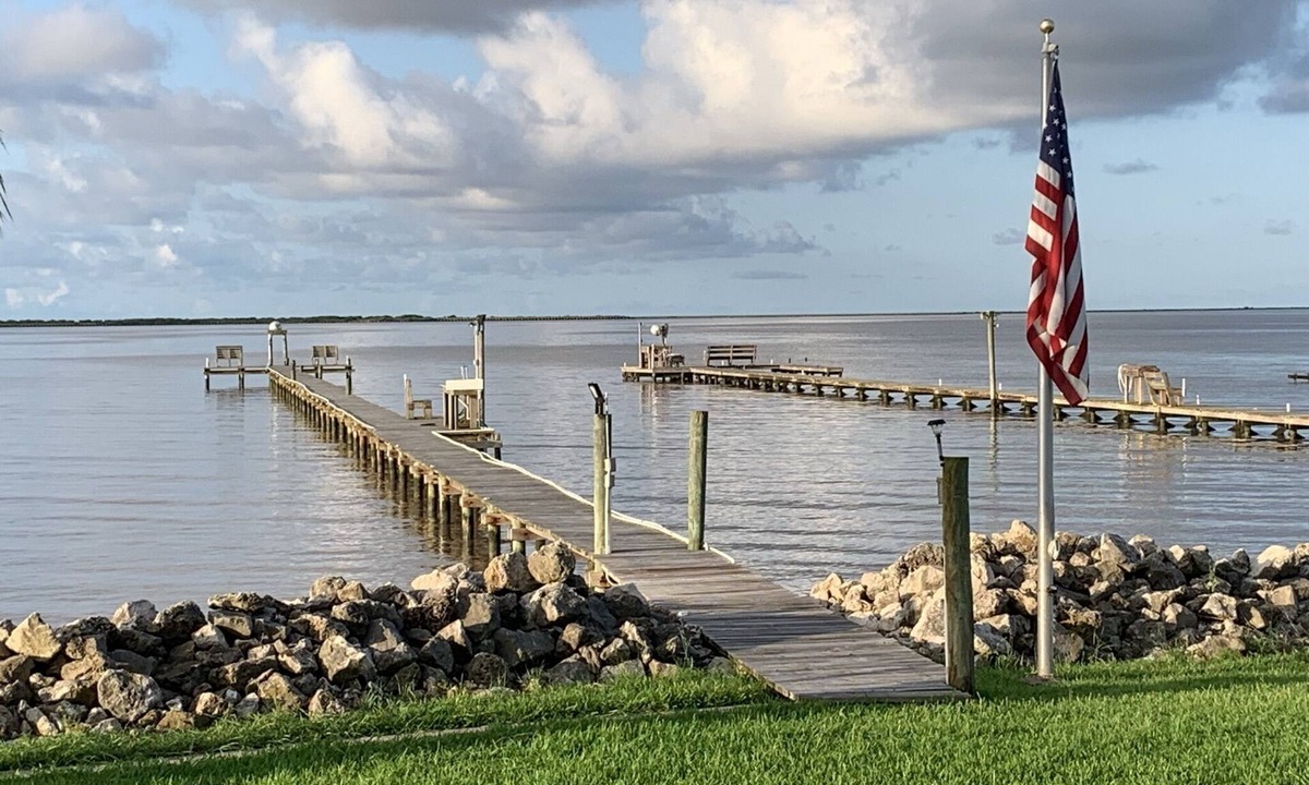 Palacios House | Barn on the Bay 300' Lighted Pier 4BR Palacios Bay House Sleeps 10