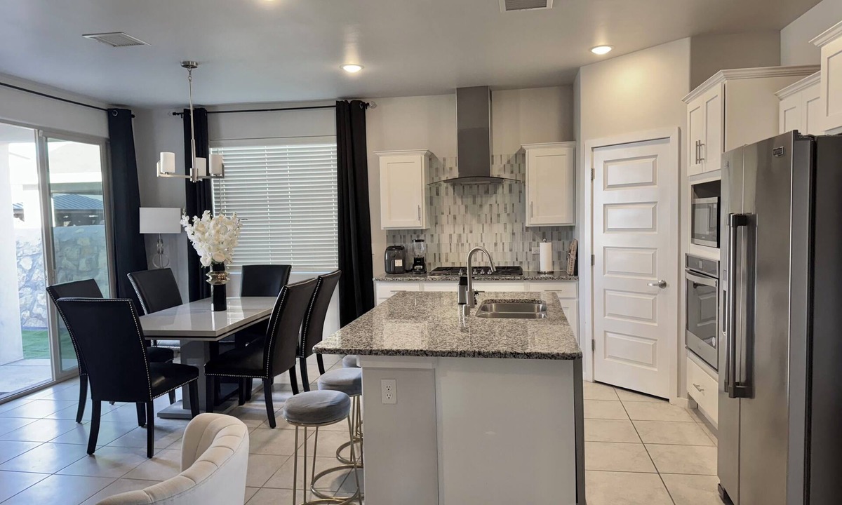 Chamberino House | Beautiful 3-bedroom house with hot tub off Country Club Ave in Westside El Paso!