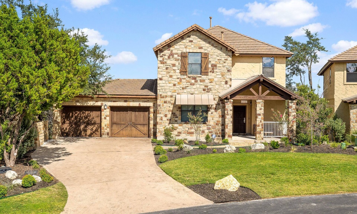 Jonestown House | Beautiful 4bdrm/4bath Home at Hollows Resort - 4 Pools/Hiking/Fitness Center!