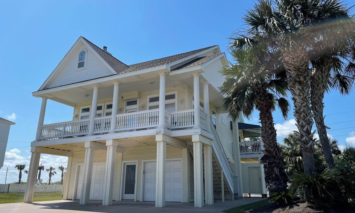 Pirates Beach West House | Beautiful 5 Bedroom with Private Pool and Hot Tub! Steps from the Beach!