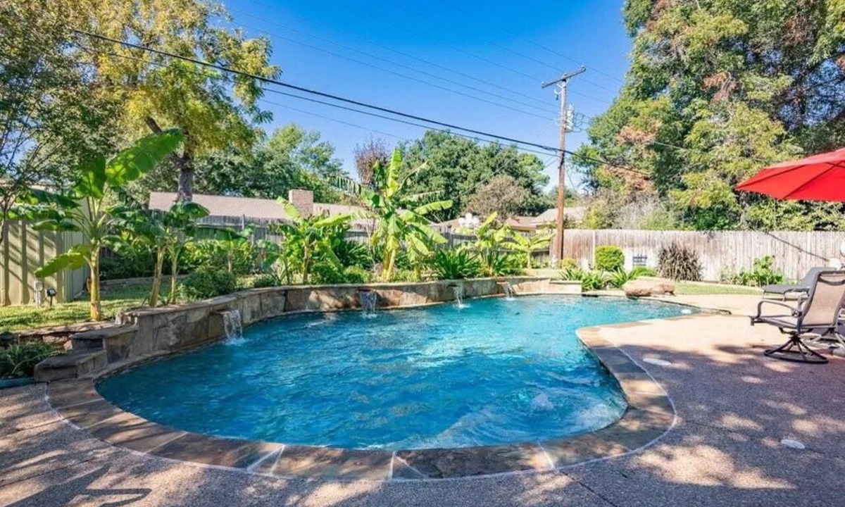 West Arlington House | Beautiful Pool + Patio, Family-Friendly Home in Arlington