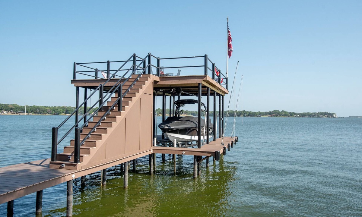 Tool House | Beautifully Updated Family Getaway on Cedar Creek Lake