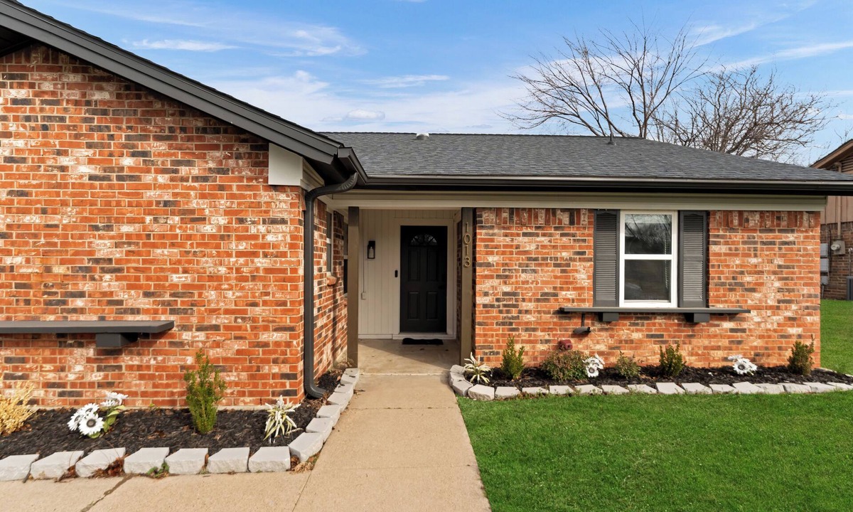 Bedford House | Bedford Bungalow Prime DFW Location Near Everything