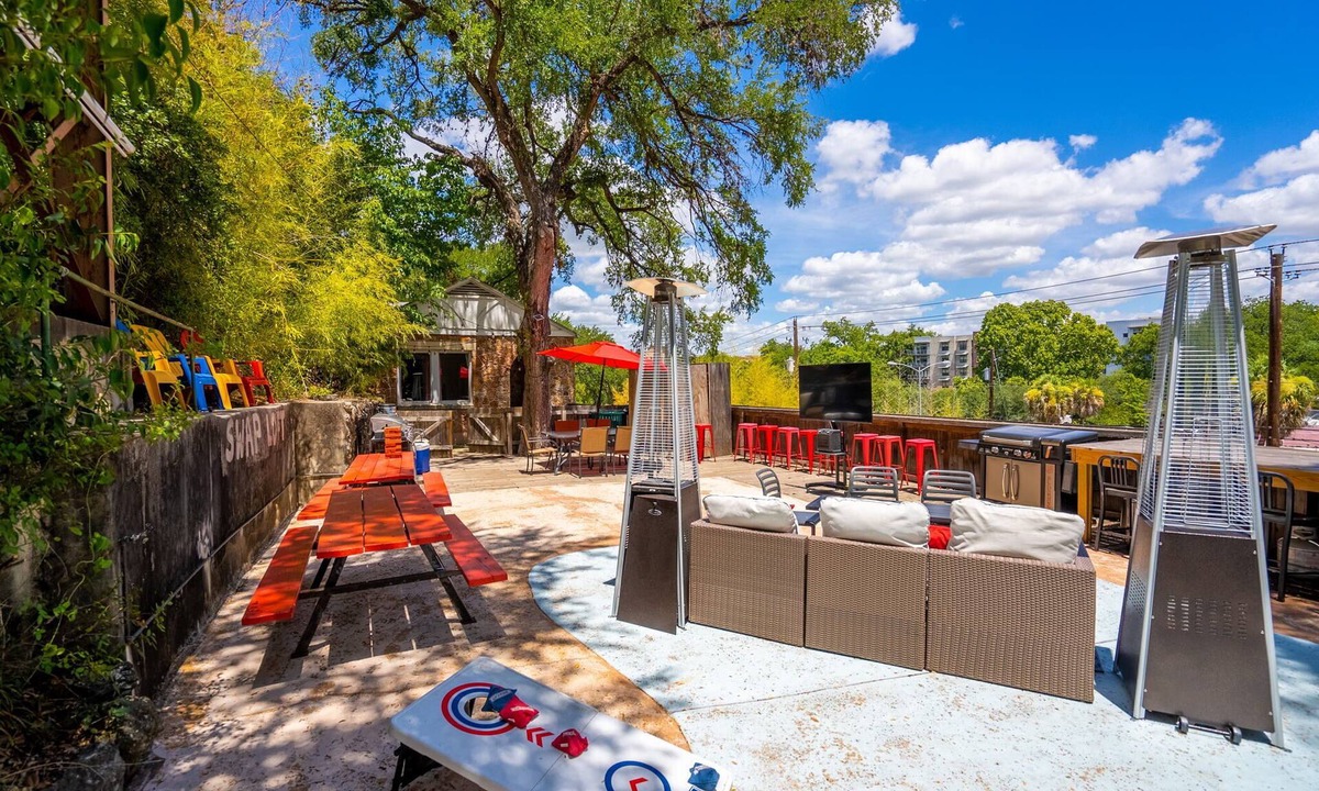 Barton Heights House | Best ATX Location + Patio w 65"TV & Cowboy Pooln