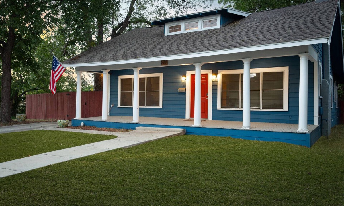 Midtown House | Big Blue Casita steps away from Downtown/Pearl Brewery
