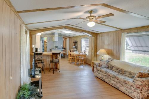 Maryneal House | Blackwell Home w/Enclosed Porch: Steps to Water!