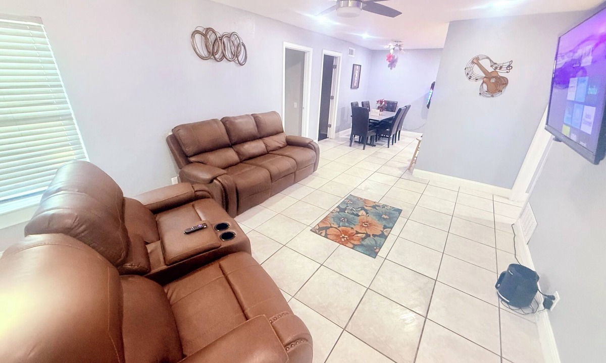 Meadowbrook House | Book Now: 6BR Meadowbrook Stay Karaoke, Roku TVs & Group Getaway Vibes