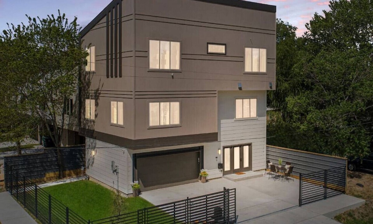 Foster Place House | Both Units · Luxury Htx High-rise Hottest Ctrl Area + King Beds